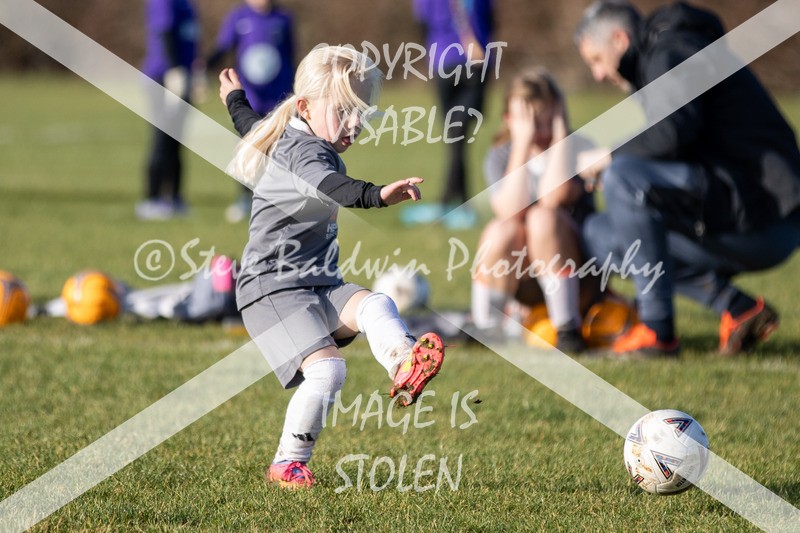 1DX30681 - 2026-01-17 FC Abbey Meads U9 Purple Girls V Develop FC U9 Girls