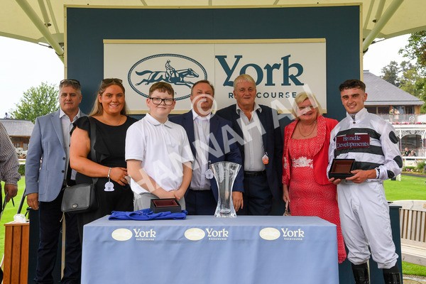 100923-Race 7-Looking For Lynda-0624 - Race 7 4.55pm Brian Taylor 50 Not Out Apprentice Handicap