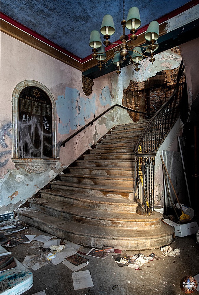 Agudas Achim Synagogue (Chicago,IL) | Lobby Staircase - Agudas Achim Synagogue