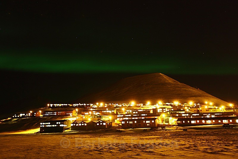 Northern light over Longyearbyen 4959 - Polar night