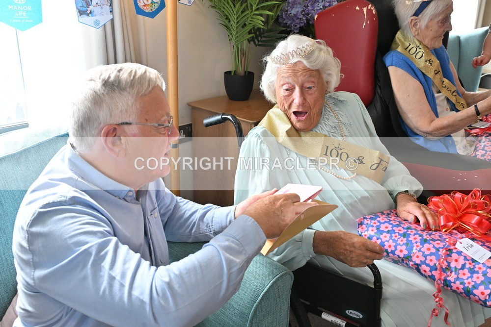 AM3_1403 - Iris and Betty.