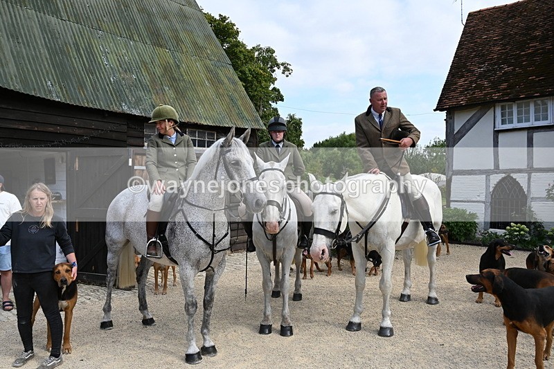 WJ6_3873 - Berks & Bucks - The Old farmhouse - Hound Exercise 20-08-25