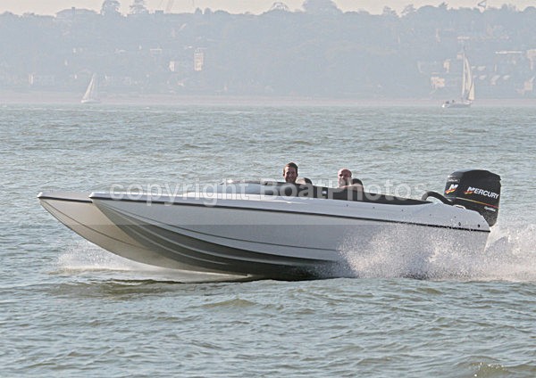 111001 WHITE HYPERCAT IMG_0408 - Speedboats