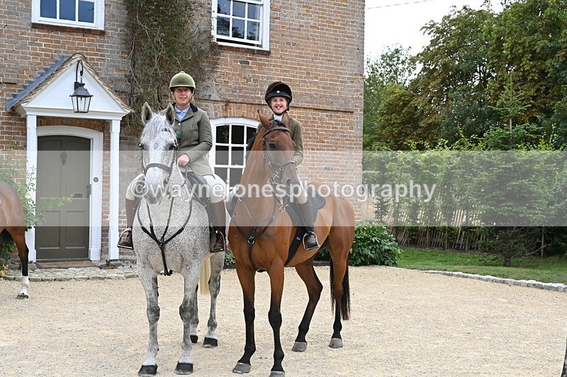 WJ6_3622 - Berks & Bucks - The Old farmhouse - Hound Exercise 20-08-25