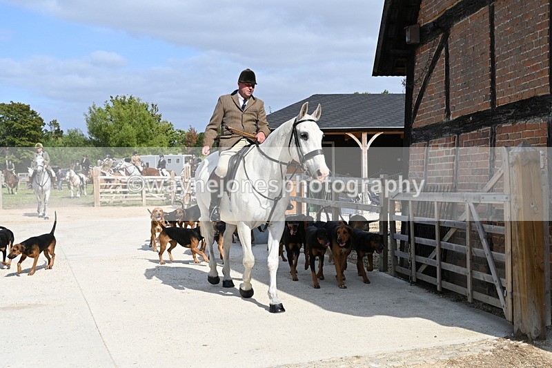 WJ6_3144 - Berks & Bucks - The Old farmhouse - Hound Exercise 20-08-25