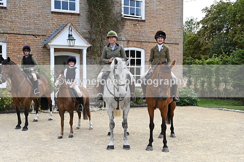 WJ6_3672 - Berks & Bucks - The Old farmhouse - Hound Exercise 20-08-25