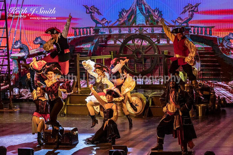 7KJS1013 - Ambition show team