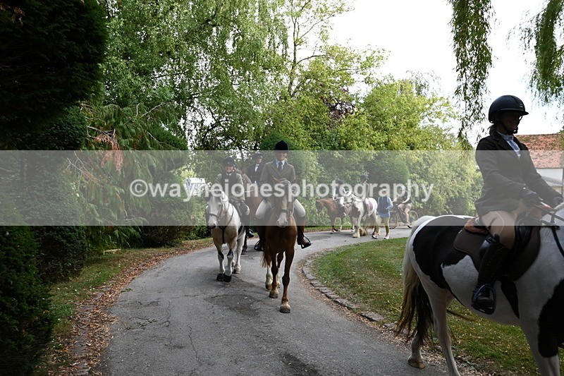 WJ6_4044 - Berks & Bucks - The Old farmhouse - Hound Exercise 20-08-25