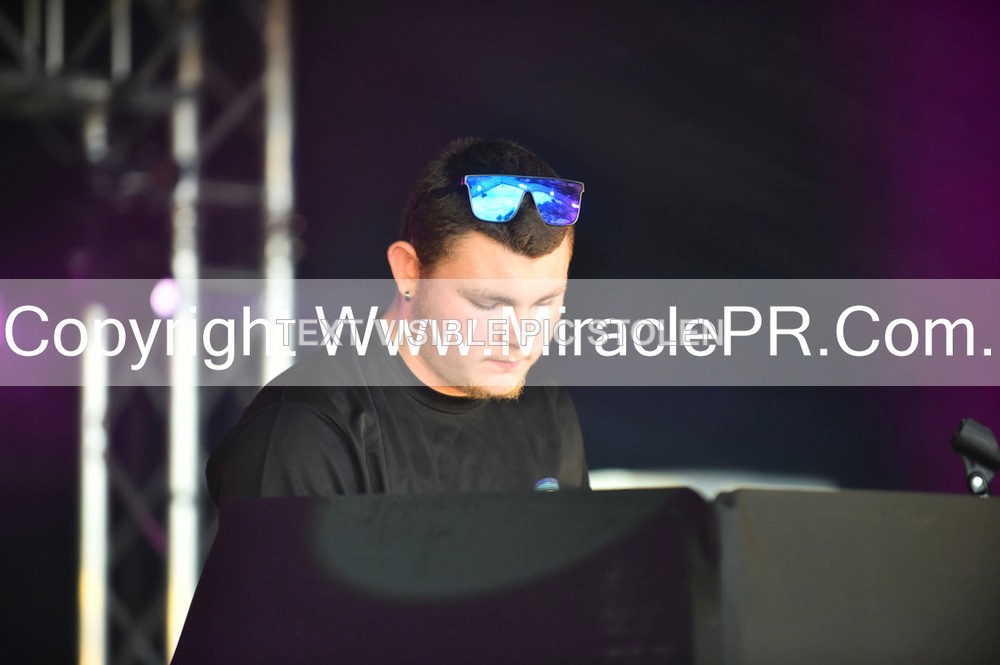 SH4_9906 - Tj the DJ