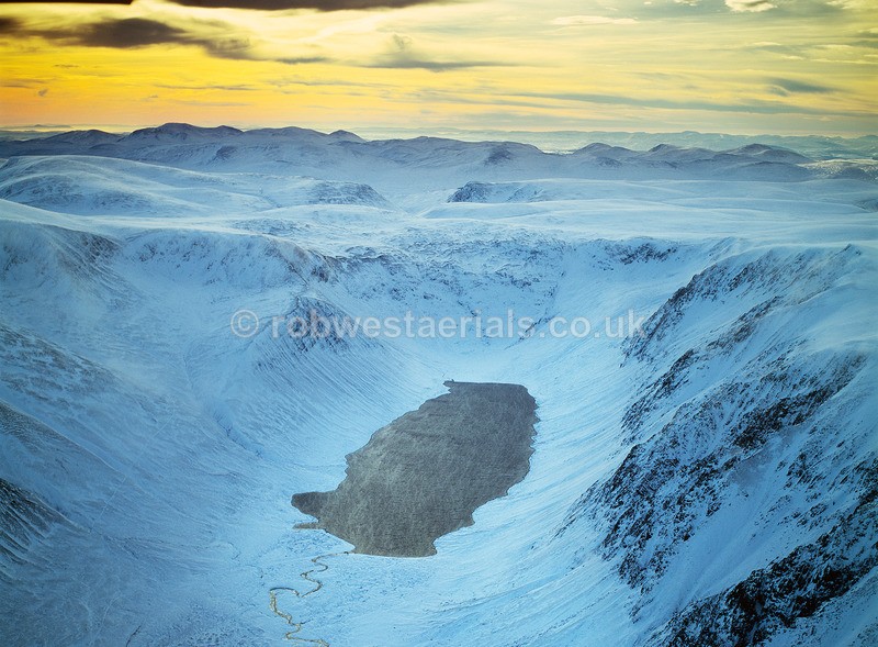 A00261A Loch Eainaich and Sgor Gaoith in the Cairngorms - Lochs, glens and rivers