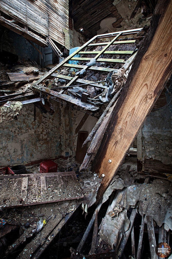 Abandoned Lincoln Way (Clairton, PA) | Endangered Mattress - Lincoln Way