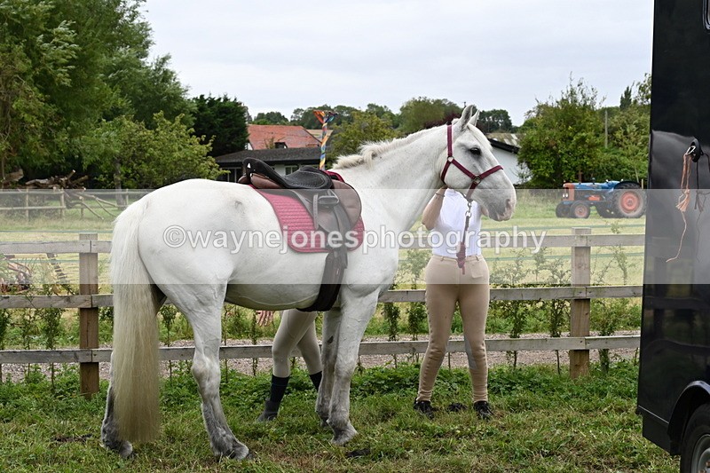 WJ6_2856 - Berks & Bucks - The Old farmhouse - Hound Exercise 20-08-25