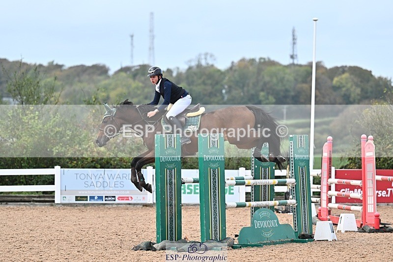 261014-124319-00467 - Cls  05 Snr Newcomers & 1.10m Open