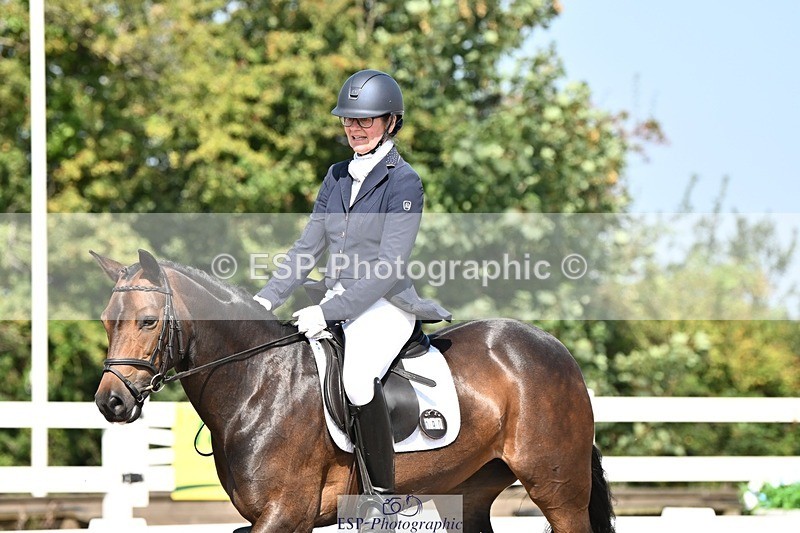 250816-110017-03263 - 090-Sarah.GoddardSaris.Fingers.Crossed