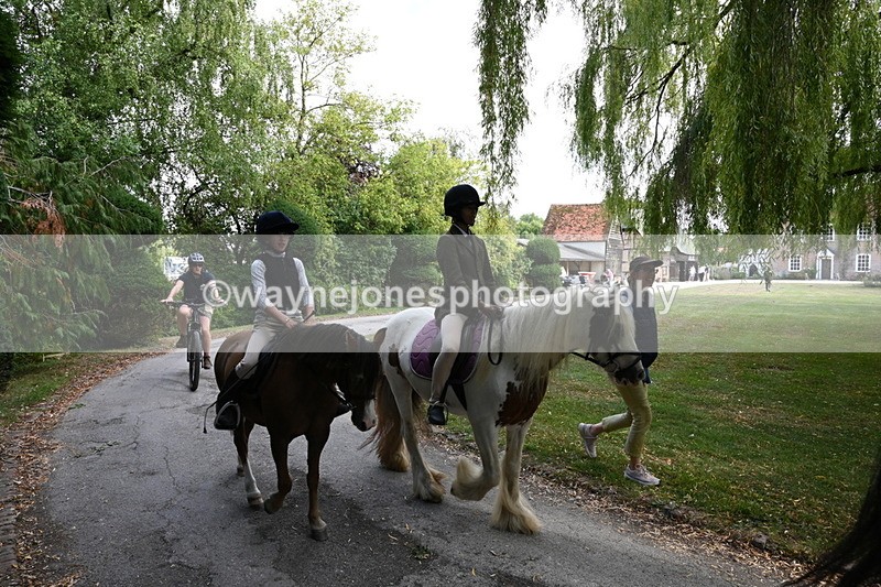 WJ6_4081 - Berks & Bucks - The Old farmhouse - Hound Exercise 20-08-25