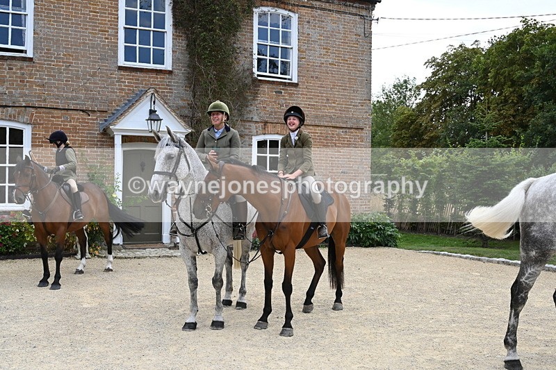 WJ6_3643 - Berks & Bucks - The Old farmhouse - Hound Exercise 20-08-25