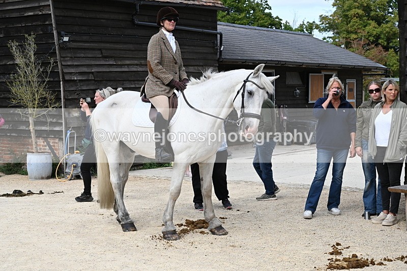 WJ6_3854 - Berks & Bucks - The Old farmhouse - Hound Exercise 20-08-25