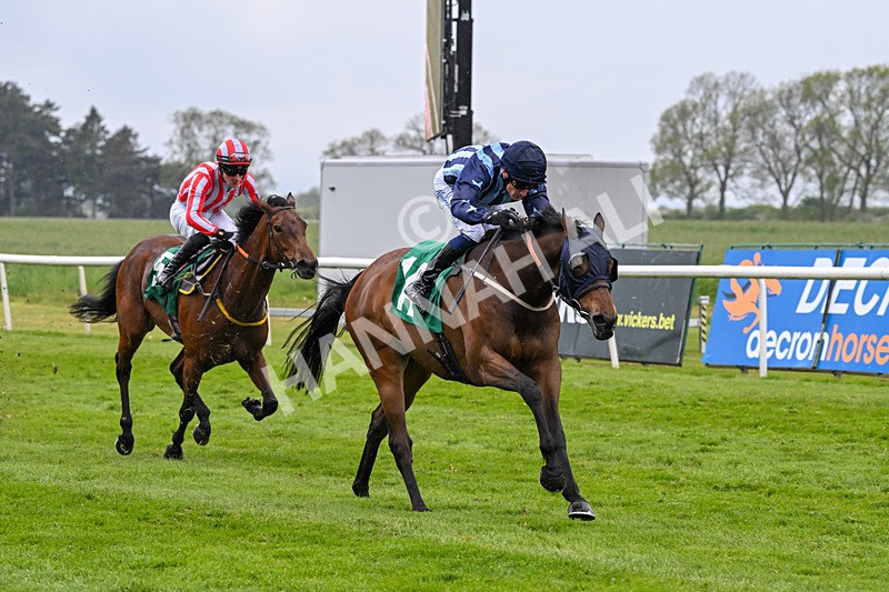 160526-Rcae 8-Run This Way-0222 - Race 8 5.57pm Sky Bet Build A Bet Handicap