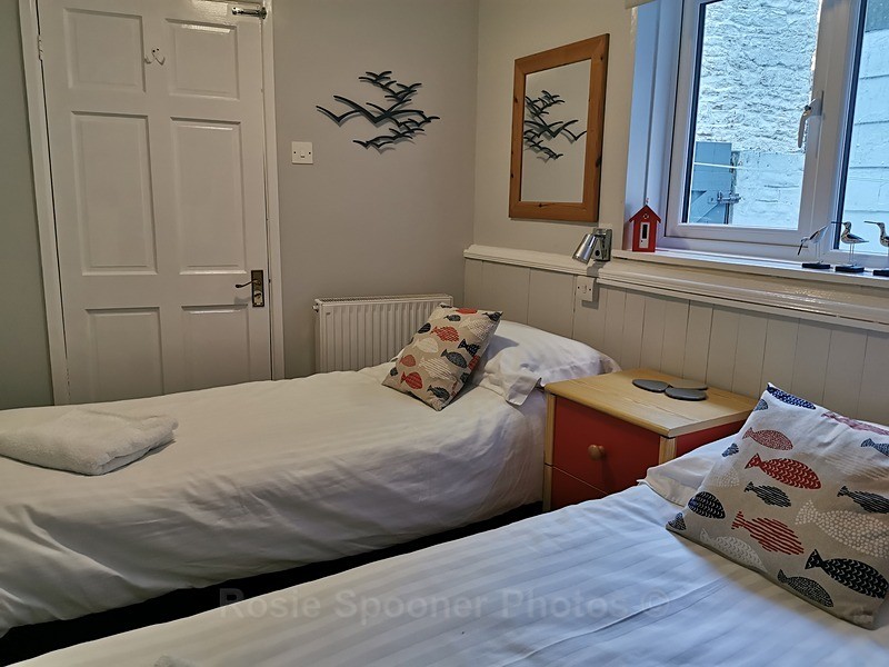 Twin Bedroom - ROSIE'S HOLIDAY LET DOLPHINS