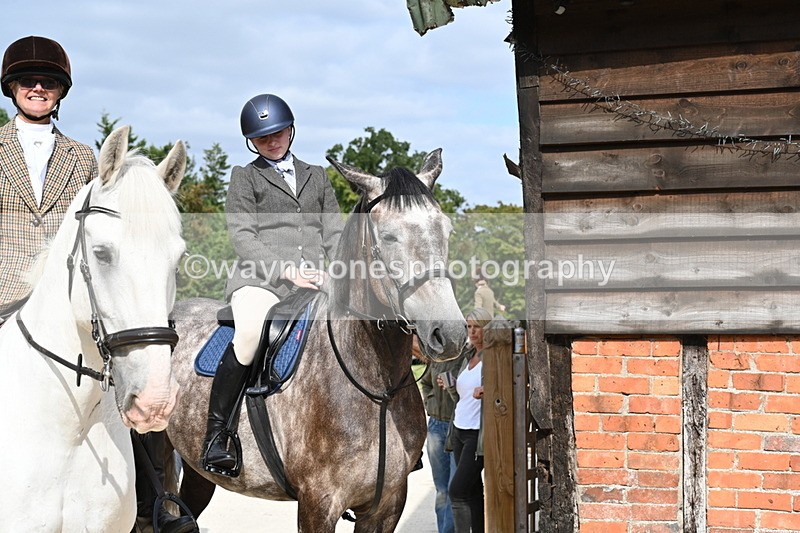 WJ6_3338 - Berks & Bucks - The Old farmhouse - Hound Exercise 20-08-25