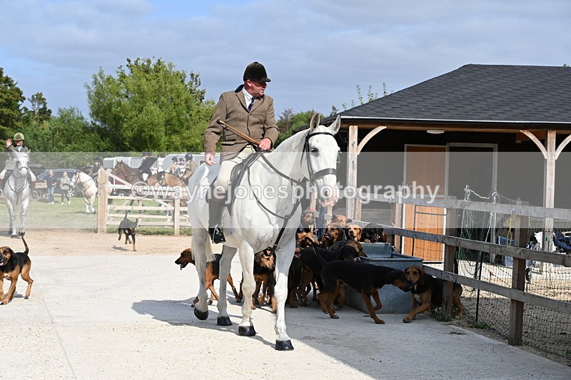 WJ6_3137 - Berks & Bucks - The Old farmhouse - Hound Exercise 20-08-25