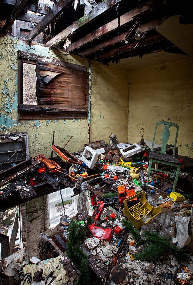 Abandoned Lincoln Way (Clairton, PA) Playroom