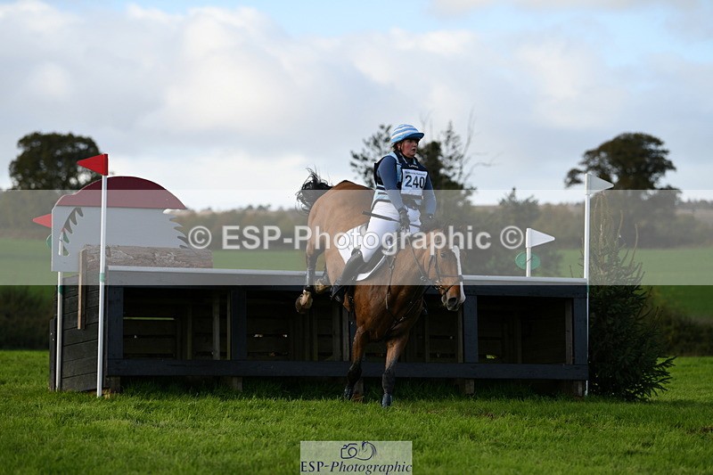 251024A-152830-14767 - C-240-Issy.Hollidge