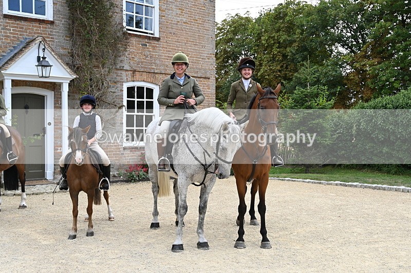 WJ6_3716 - Berks & Bucks - The Old farmhouse - Hound Exercise 20-08-25