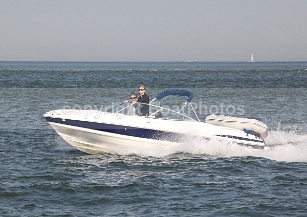 090524 BLUE  WHITE SPEEDBOAT IMG_3333 - Motorboats - Open