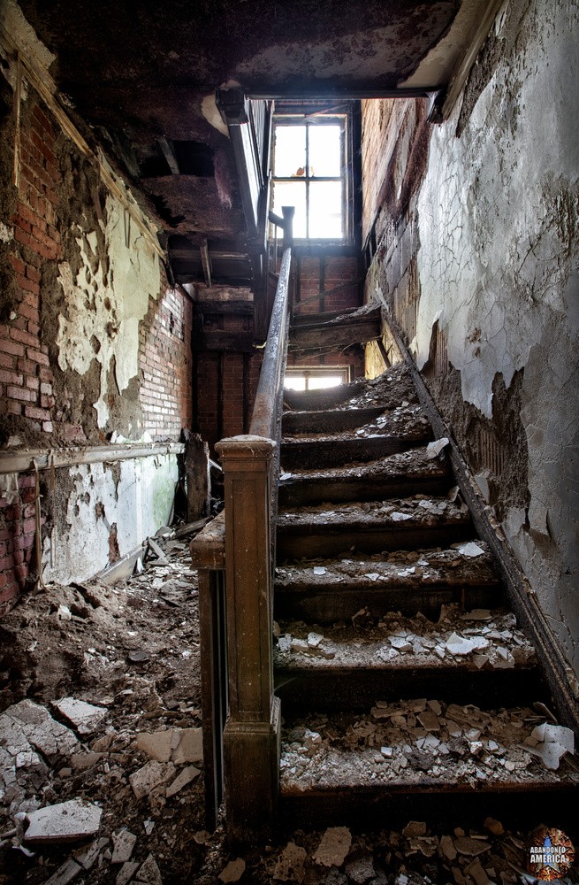 Abandoned Bank - Matthew Christopher's Abandoned America