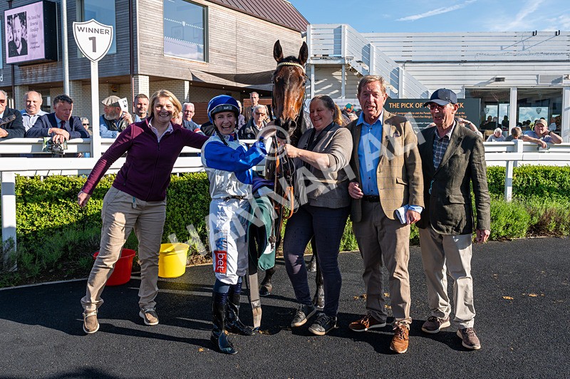 300525-Race 2-Cheerleader-7336 - Race 2