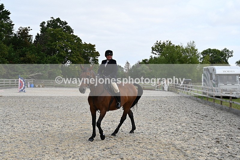 WJ6_3029 - Berks & Bucks - The Old farmhouse - Hound Exercise 20-08-25
