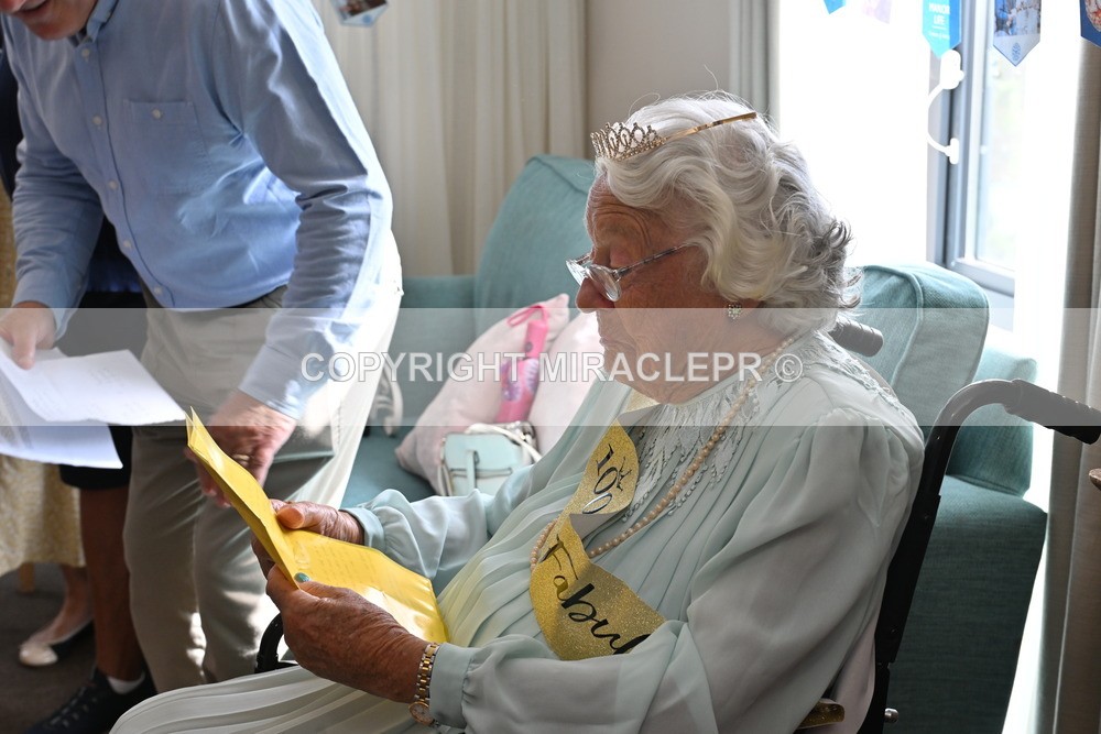 AM3_1044 - Iris and Betty.
