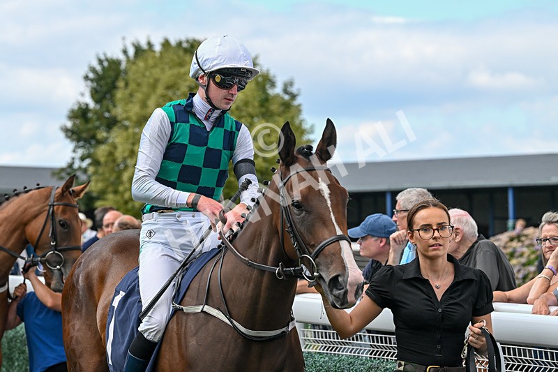 140825-Race 1-Catching The Moon-0080 - Race 1