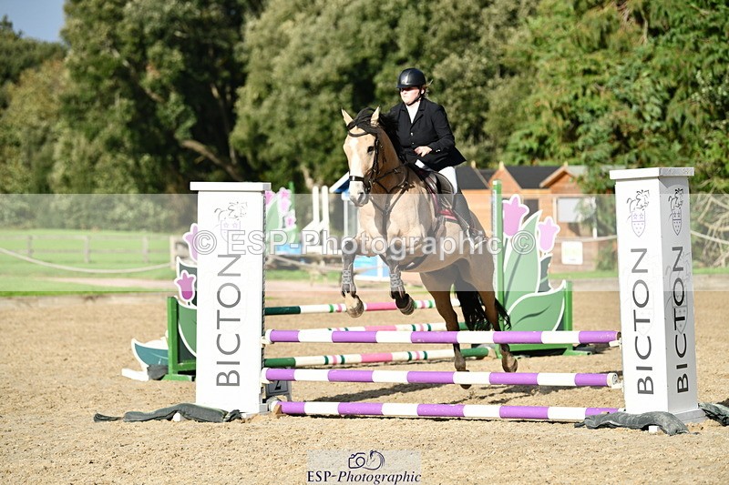 251004A-154237-01947 - Classes 8 & 9 70cm