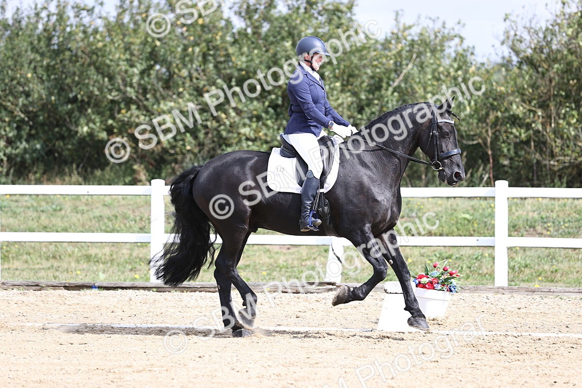 SBM_016111 - Class 14 - Novice 23 - 10.29-11.32