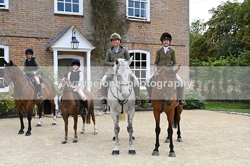 WJ6_3669 - Berks & Bucks - The Old farmhouse - Hound Exercise 20-08-25