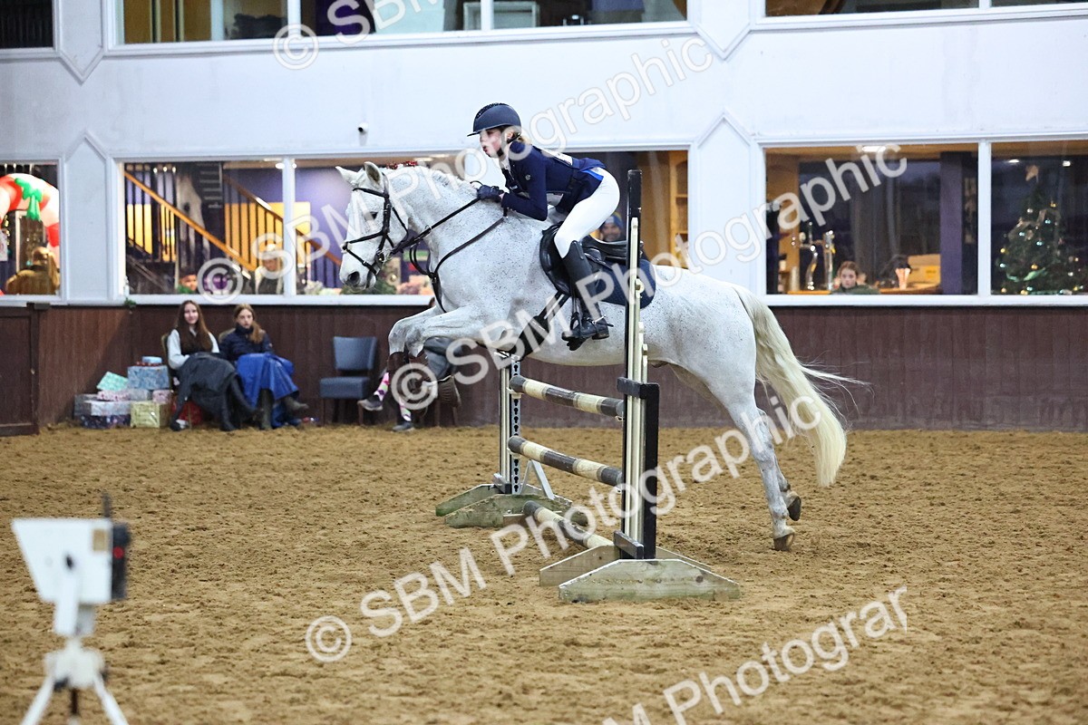 SBM_002783 - Class 6 - Holly & Ivy Stakes - 90cm