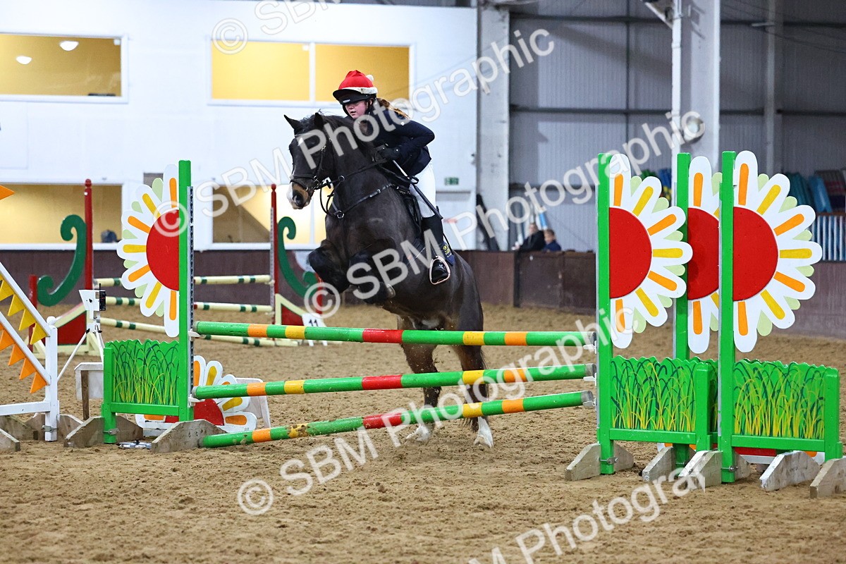 SBM_002644 - Class 6 - Holly & Ivy Stakes - 90cm