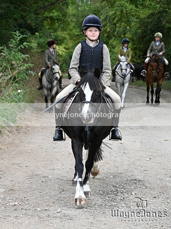 WJ7_0928 - Berks & Bucks Hound Exercise Blewbury 13-09-26