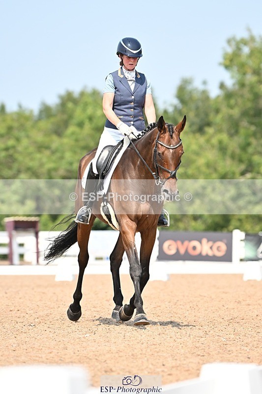 250816-131449-04623 - 092-Nikki.HandHigher.Ground