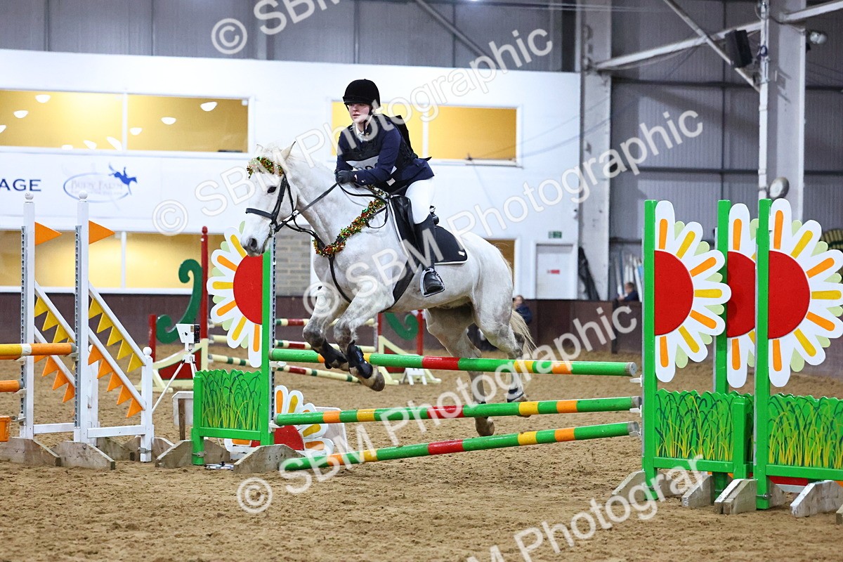 SBM_002876 - Class 6 - Holly & Ivy Stakes - 90cm