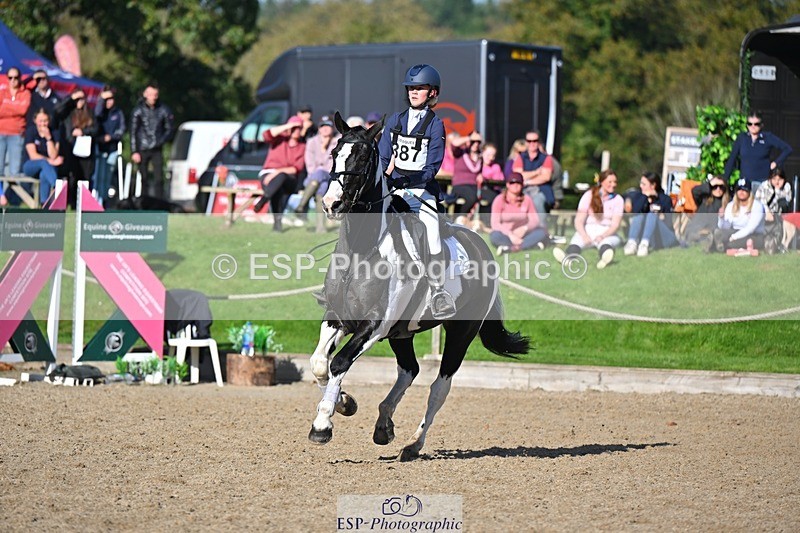 241027-123052-17302 - 387-Kelly.Knockaert-PIPER.II