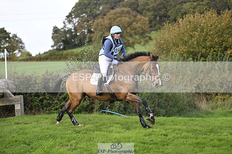 251024A-153317-15033 - C-240-Issy.Hollidge
