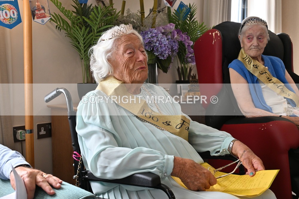 AM3_1126 - Iris and Betty.