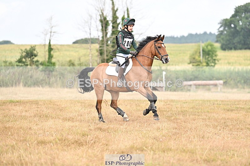 250824A-113919-35231 - 2002-Florence.Dovey-Moneyhills.Pageant