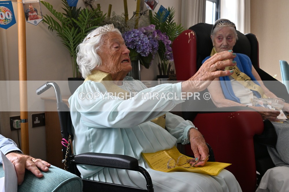 AM3_1166 - Iris and Betty.
