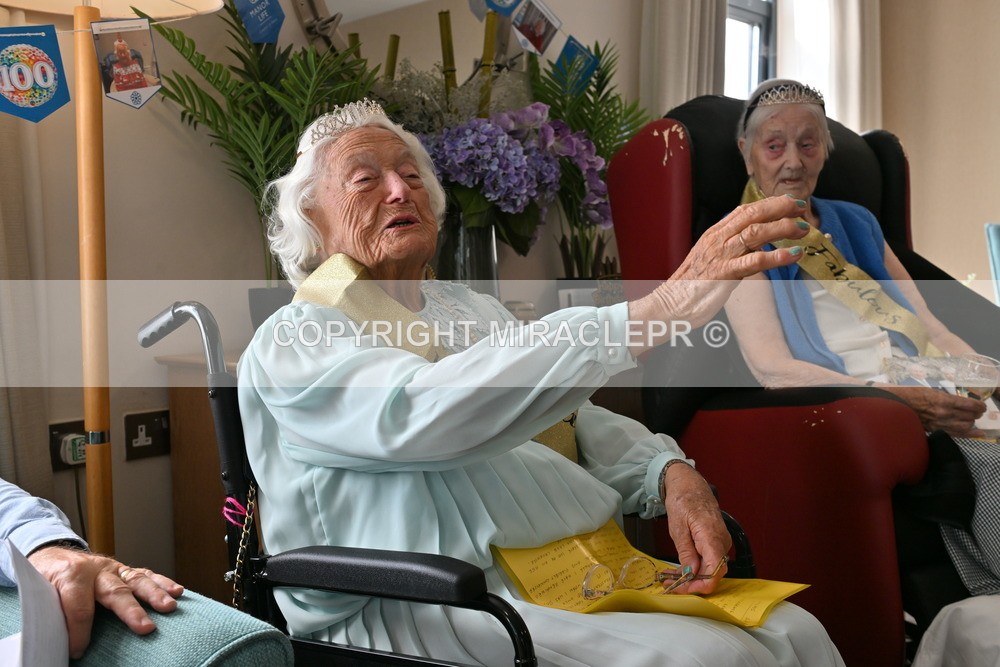 AM3_1175 - Iris and Betty.