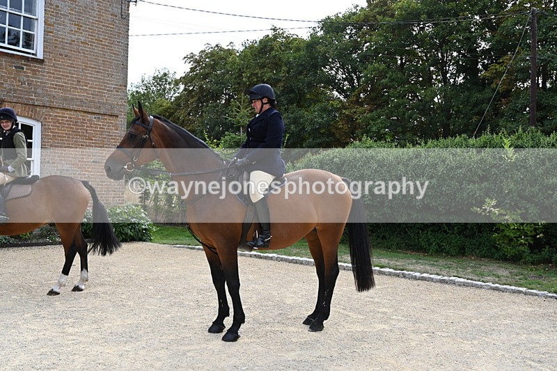 WJ6_3448 - Berks & Bucks - The Old farmhouse - Hound Exercise 20-08-25