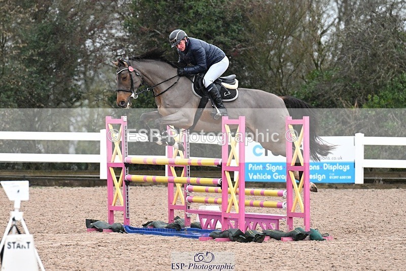 251205-123018-00484 - Cls 7 Snr Newcomers and 1.10m